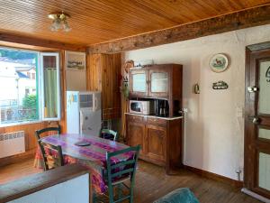 Kuchyň nebo kuchyňský kout v ubytování Joli appartement dans une maison ancienne