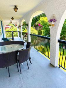 patio con mesa y sillas en el balcón en Private Suite with Private Entrance King bed, en Richmond