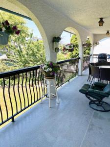 balcón con mesa, sillas y flores en Private Suite with Private Entrance King bed, en Richmond
