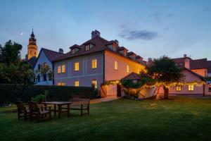 una casa con tavolo e sedie nel cortile di Kristian - House and Garden a Cesky Krumlov