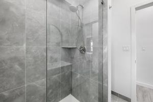 W łazience znajduje się prysznic ze szklanymi drzwiami. w obiekcie The Hotel Deauville w mieście Fort Lauderdale