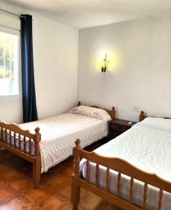 1 dormitorio con 2 camas y ventana en Holiday Home Maria, en Jávea