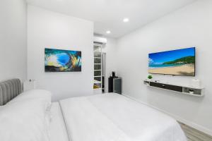 TV a/nebo společenská místnost v ubytování The Hotel Deauville