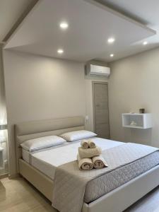 Martiroom في Gasponi: غرفة نوم عليها سرير وفوط