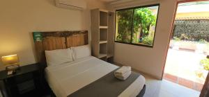 卡塔赫纳Casa Franco Hotel的一间有床和窗户的小卧室 更多37张照片