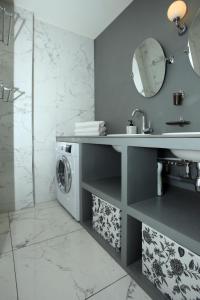 łazienka z umywalką i pralką w obiekcie Appartement 5 min des plages Croisette w Cannes