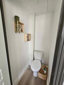 uma casa de banho com um WC branco num quarto em APPARTEMENT COTE D'OPALE em Boulogne-sur-Mer