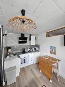 uma cozinha com uma mesa e um tecto em APPARTEMENT COTE D'OPALE em Boulogne-sur-Mer