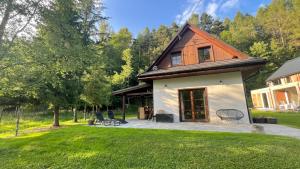 ein kleines Haus mit Veranda und Garten in der Unterkunft Bórówka in Ujsoły