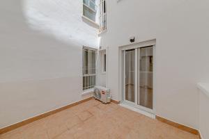 an empty room with a white wall and a window at Apartamento Fragata in Torrevieja
