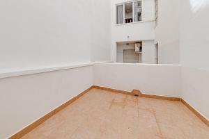 an empty room with white walls and a tile floor at Apartamento Fragata in Torrevieja