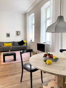 sala de estar con mesa y sofá en zehuus - historischer Charme, en Colonia