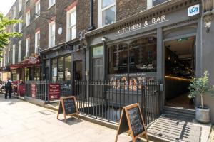 a kitchen and bar on a city street at Super 1BD Flat minutes from Kings Cross Station in London