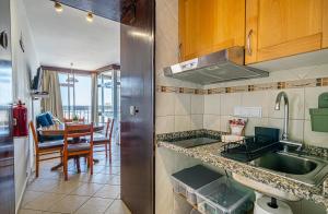 Köök või kööginurk majutusasutuses BeGuest Praia da Rocha Sea View