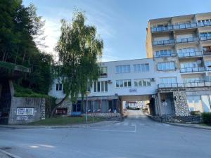eine leere Straße vor einem Gebäude in der Unterkunft Gatto in Jajce