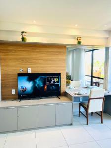 Televisyen dan/atau pusat hiburan di Flat completo no Eco Resort na Praia dos Carneiros