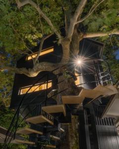 uma escada que leva a uma casa na árvore em Κonitsa Gefyri hotel em Konitsa