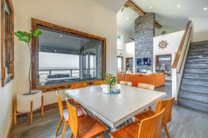 Φωτογραφία από το άλμπουμ του Oceanfront Home with Hot Tub, Sauna, 8 Mi to Newport σε South Beach