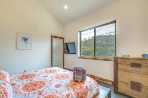 Ένα ή περισσότερα κρεβάτια σε δωμάτιο στο Oceanfront Home with Hot Tub, Sauna, 8 Mi to Newport