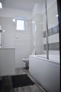 Ванна кімната в Etalon Airport Apartments