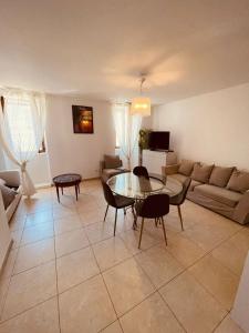 uma sala de estar com um sofá e uma mesa em LOCATION TYPE T2 – APPARTEMENT – 4 COUCHAGES em Marselha