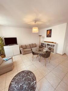 - un salon avec un canapé et une table dans l'établissement LOCATION TYPE T2 – APPARTEMENT – 4 COUCHAGES, à Marseille