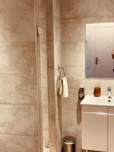 ein Bad mit einer Dusche und einem Waschbecken in der Unterkunft LOCATION TYPE T2 – APPARTEMENT – 4 COUCHAGES in Marseille