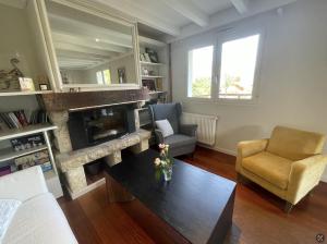 TV a/nebo společenská místnost v ubytování Cosy Chalet Annecy Lake for a family