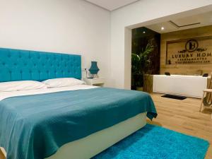 1 dormitorio con cama azul y cabecero azul en LUZ DE PATIOS en Huelva