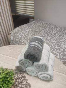 un mucchio di asciugamani seduti sopra un letto di Villa Klaudija a Petrovaradin