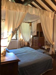 Posteľ alebo postele v izbe v ubytovaní Antica casa colonica in pietra in Toscana