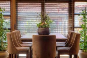 una sala da pranzo con tavolo e sedie con piante di Cozy Villa near Mount Parnassos ad Aráchova