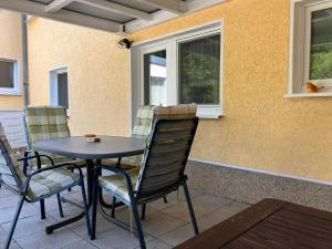 Una mesa y sillas en un patio. en Ferienwohnung im Grünen EG mit Terrasse, en Herdecke 24 fotos más