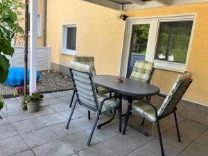 een tafel en stoelen op een patio bij Ferienwohnung im Grünen EG mit Terrasse in Herdecke