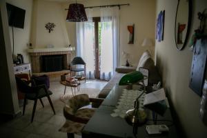 - un salon avec un canapé et une cheminée dans l'établissement Chiron Residence, à Mouresi