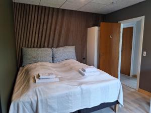 um quarto com uma cama com duas toalhas em EngholmBB em Odense