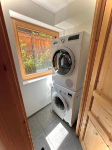 - Lavadora y secadora en una habitación con ventana en chalet Polar, en Chamonix-Mont-Blanc