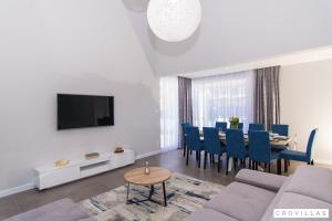 ein Wohnzimmer mit einer Couch und einem Tisch mit Stühlen in der Unterkunft Kastel One in Kaštela