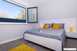 ein Schlafzimmer mit einem Bett und einem großen Fenster in der Unterkunft Kastel One in Kaštela + 32 Fotos