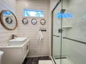 Koupelna v ubytování NEW The Flagship 2 Story Container Home + 26 fotografií