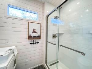 Koupelna v ubytování NEW The Flagship 2 Story Container Home