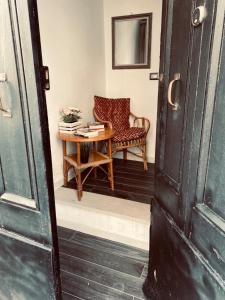 a room with a table and a chair and a table and a door at Nel cuore di Alvito, appartamento in centro in Alvito