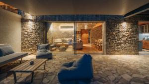 Real Life Homes luxurious seafront villas each with their own private poolsにあるシーティングエリア