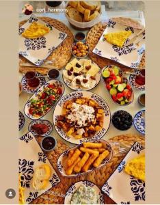 una mesa con muchos platos de comida. en Aişem By Hire en Alacati