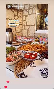 una mesa con muchos platos de comida. en Aişem By Hire en Alacati