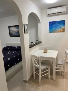 1 dormitorio con mesa, sillas y 1 cama en ANGELS - ANNA, en Pula 26 fotos más