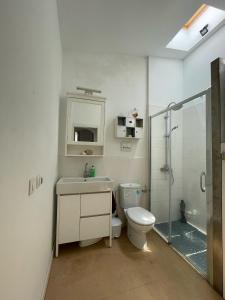 a bathroom with a toilet and a sink and a shower at Casa amb jardí a Castell d'Aro in Castillo de Aro