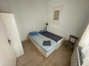 a small bedroom with a bed and a chair at Casa amb jardí a Castell d'Aro in Castillo de Aro