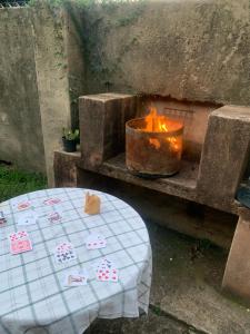 eine Feuerstelle mit einem Tisch in der Unterkunft Casa Bravo - Cozy Traveller in Pretoria