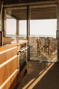 Real Life Homes luxurious seafront villas each with their own private poolsにあるバルコニーまたはテラス